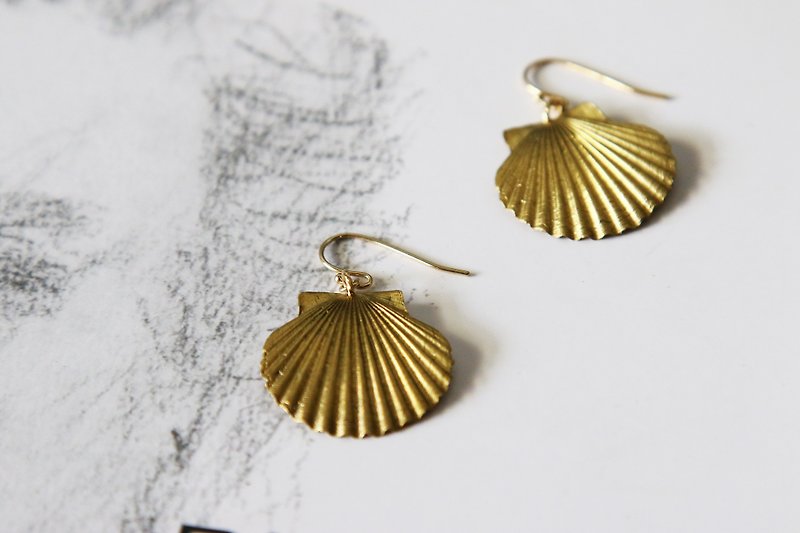 貝殼耳環 - 耳環/耳夾 - 銅/黃銅 金色