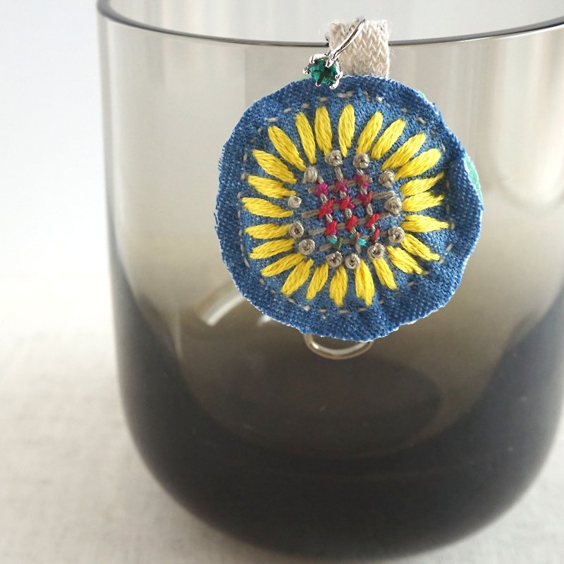 Hand-embroidered key charm "sunflower" [Made to order] - ที่ห้อยกุญแจ - งานปัก สีเหลือง