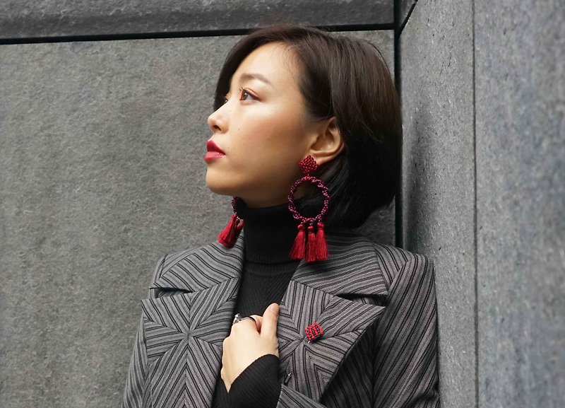 MOMENT_S | The Eternal Loop Chinese Knot Earrings - ต่างหู - วัสดุอื่นๆ หลากหลายสี