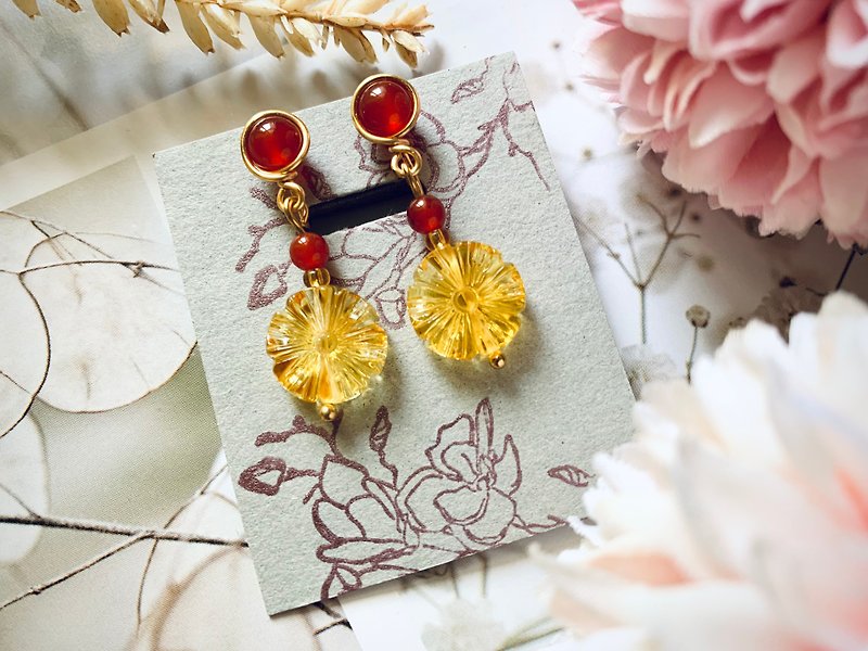 Flower-shaped flower amber red agate clip-on earrings / small intimate U-shaped painless Clip-On - Earrings & Clip-ons - Crystal Orange