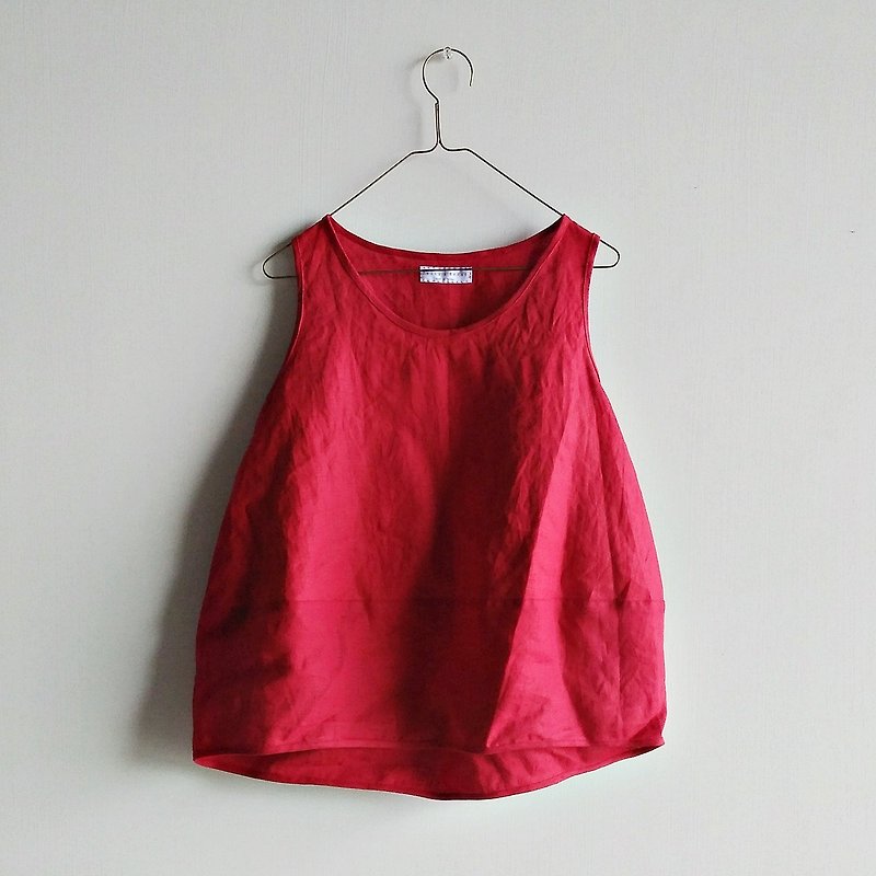 Micro-fluid stitching vest linen red - เสื้อกั๊กผู้หญิง - ผ้าฝ้าย/ผ้าลินิน สีแดง