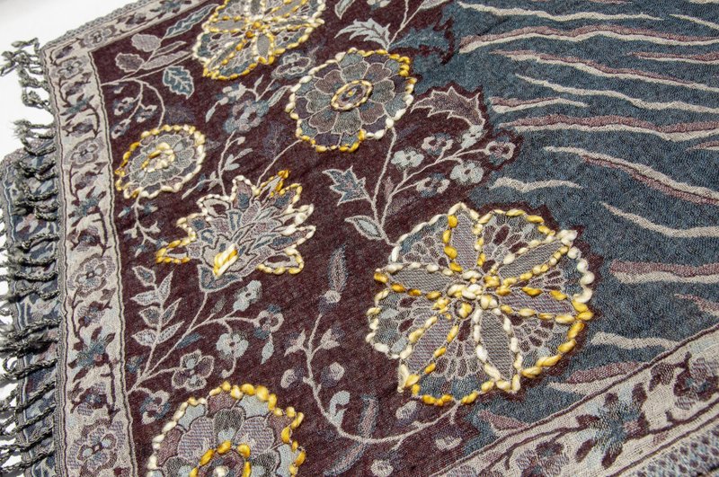 喀什米爾Cashmere/水煮羊毛披肩/針織圍巾/刺繡圍巾/羊絨披巾-花 - 圍巾/披肩 - 羊毛 咖啡色