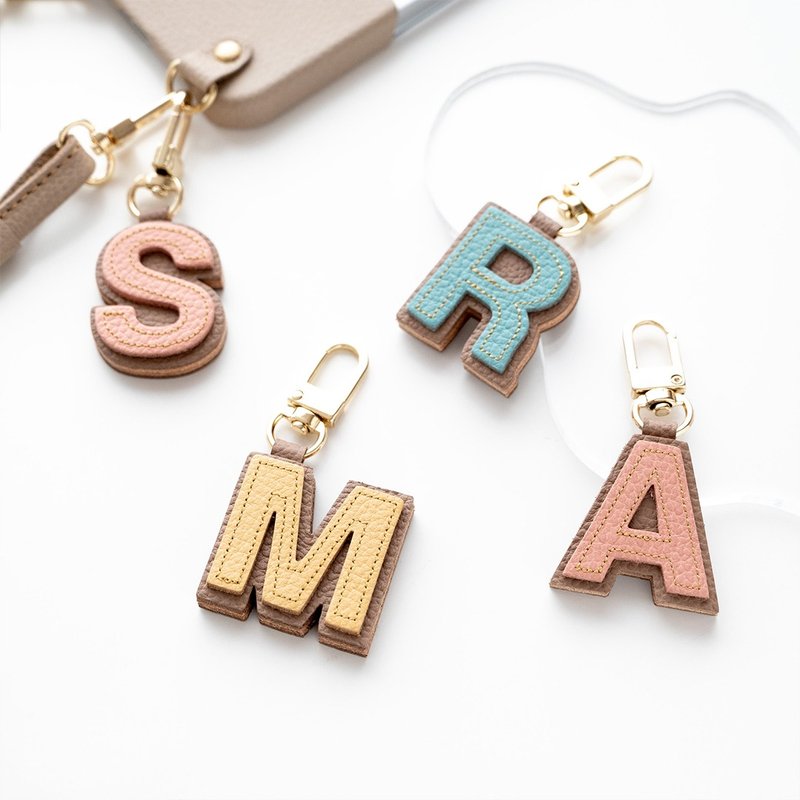 ワッペン風 イニシャル チャーム 【 シュリンクレザー 】 アルファベット 贈り物 HS93K - 吊飾/掛飾 - 真皮 多色