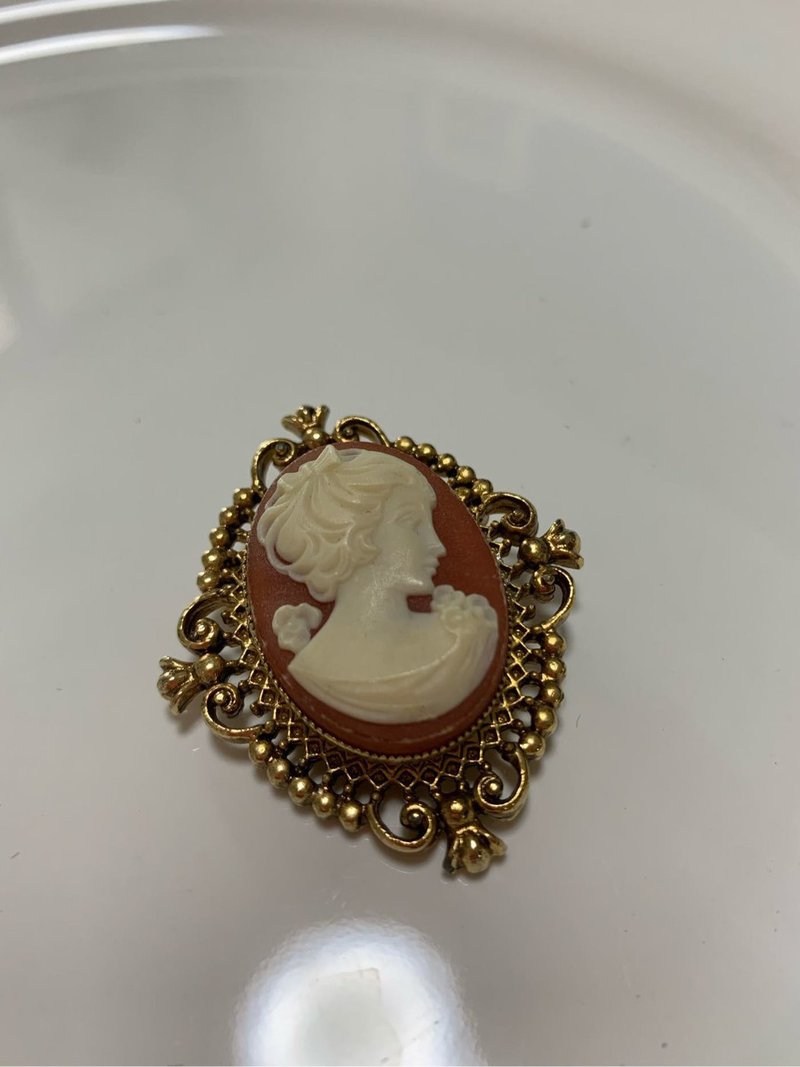 Vintage AVON 仕女香膏盒 胸針 - 胸針 - 其他金屬 