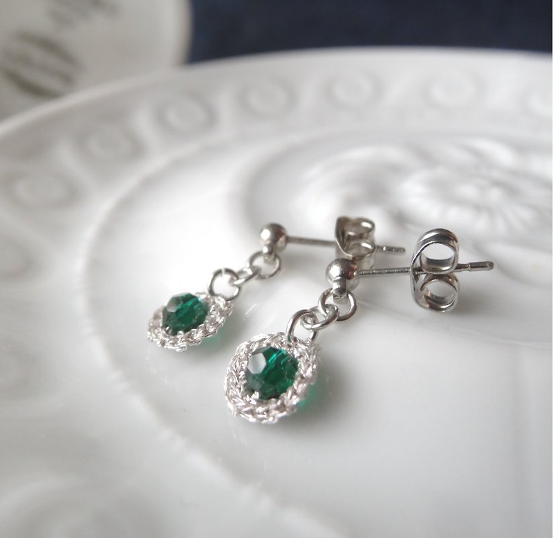 green swarovski  pierce with knitted circle - Earrings & Clip-ons - Glass Green