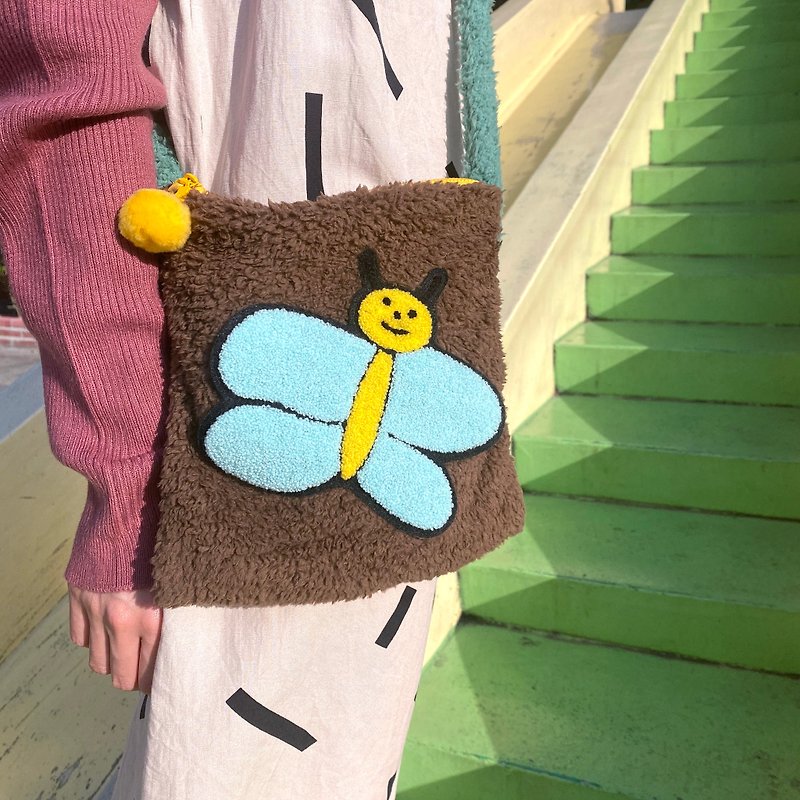 Fluffy Butterfly Side Backpack - กระเป๋าแมสเซนเจอร์ - เส้นใยสังเคราะห์ สีนำ้ตาล