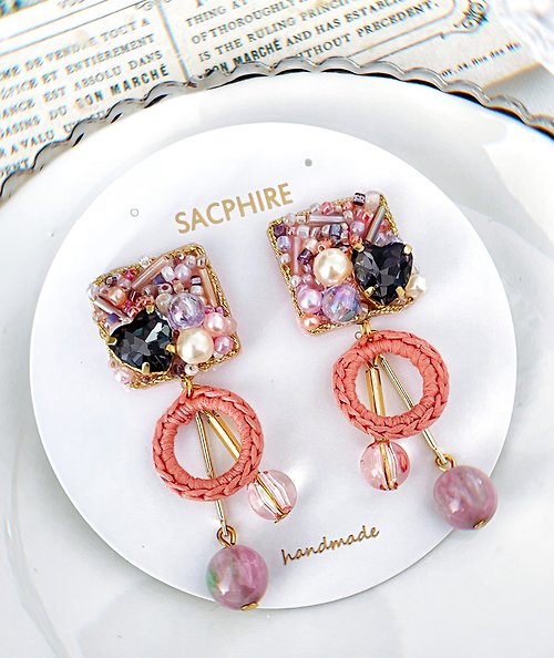 SACPHIRE 夢幻心形水晶 珊瑚色 刺繡 鈎織圈圈耳環