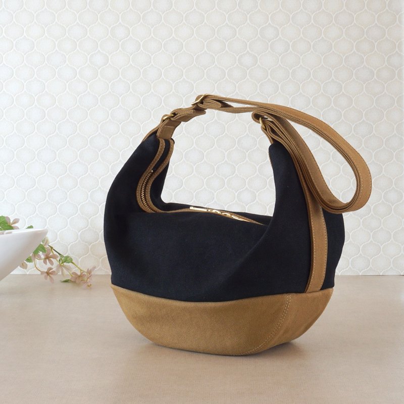 Lamp / Black x Brown Beige [Made to order] Trocco canvas bag - กระเป๋าแมสเซนเจอร์ - ผ้าฝ้าย/ผ้าลินิน สีดำ