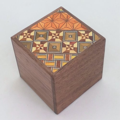 Japanese Puzzle Box OKA ７回仕掛けキューブ秘密箱 伝統寄木 ウォールナット材 パズル箱 箱根寄木細工