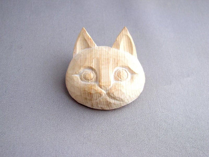 木彫りのくりくり目の猫ブローチ - ブローチ - 木製 カーキ