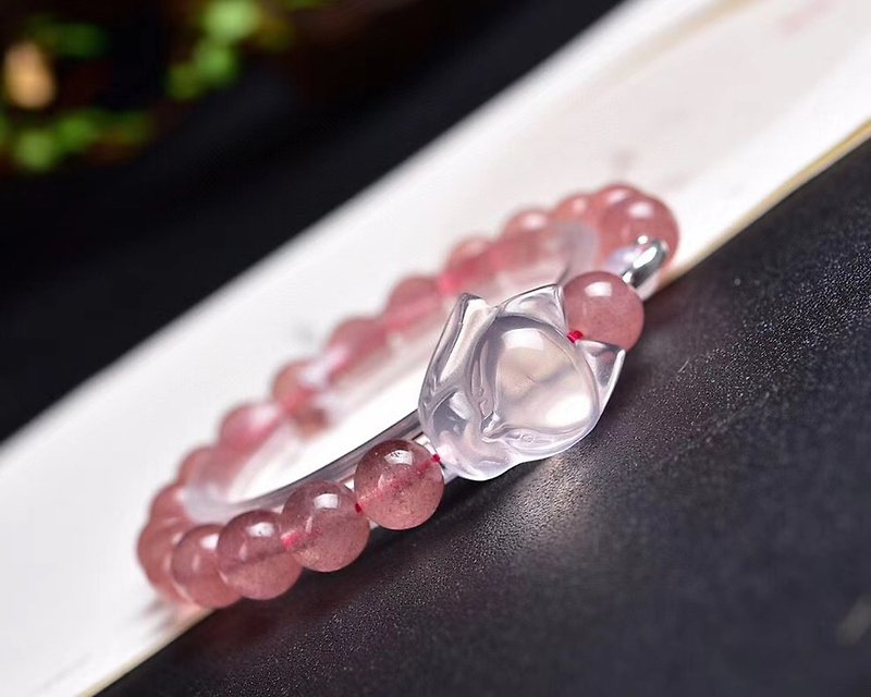 Fine natural strawberry crystal bracelet plus natural pink crystal little fox recruits peach blossoms and anti-little girls essential items - สร้อยข้อมือ - คริสตัล 