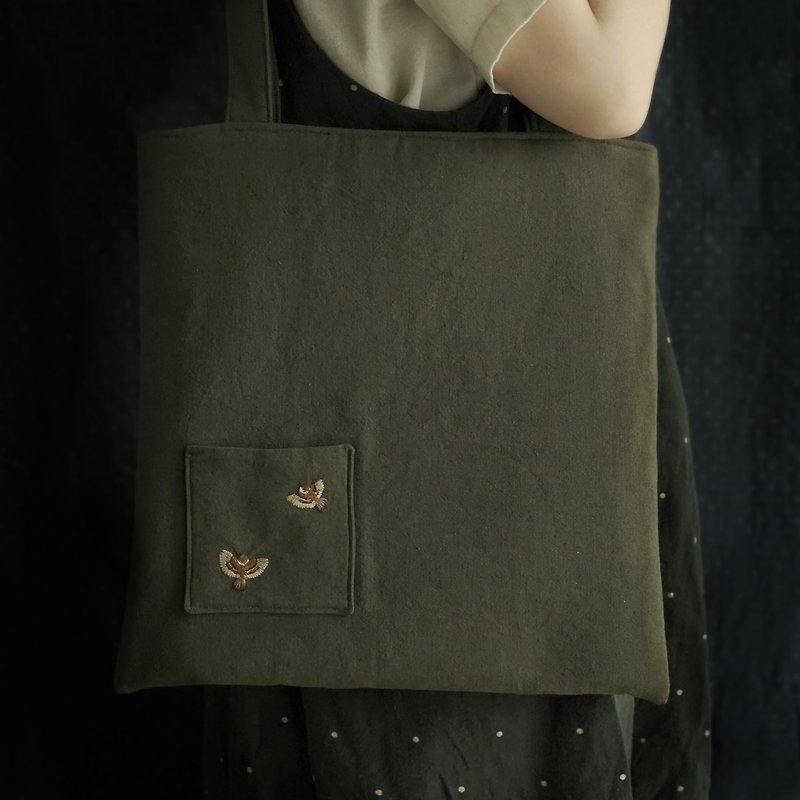 Hand embroidery \ tote bag \ two sparrows - กระเป๋าถือ - ผ้าฝ้าย/ผ้าลินิน สีเขียว