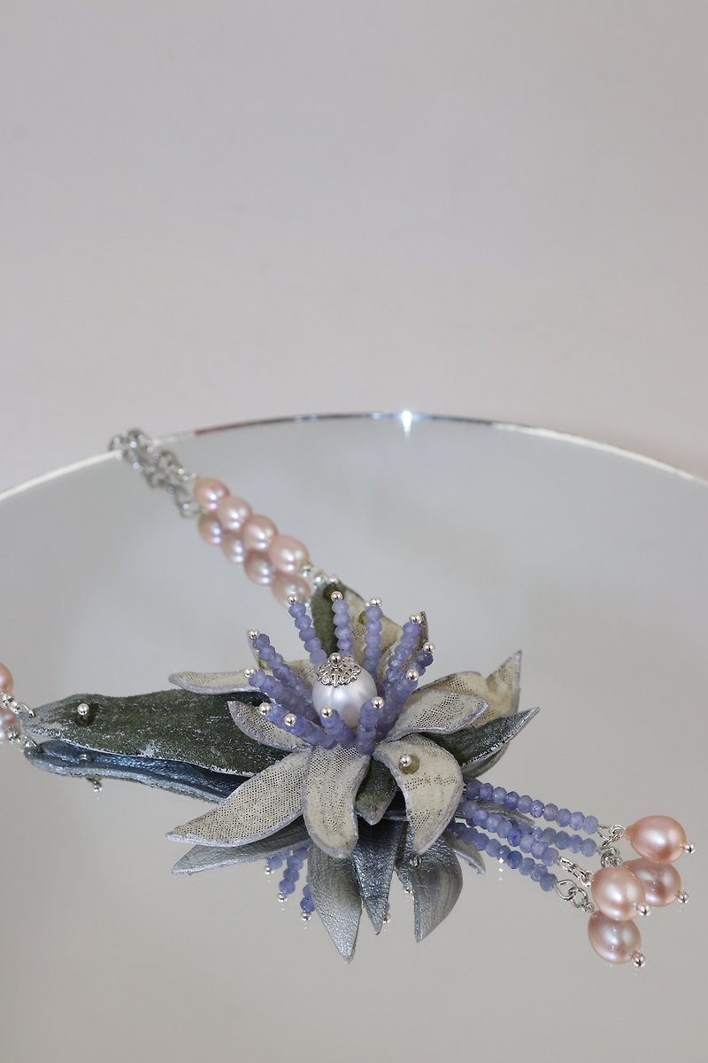 Unique handmade Edelweiss necklace with stones - สร้อยคอ - หนังแท้ สีกากี
