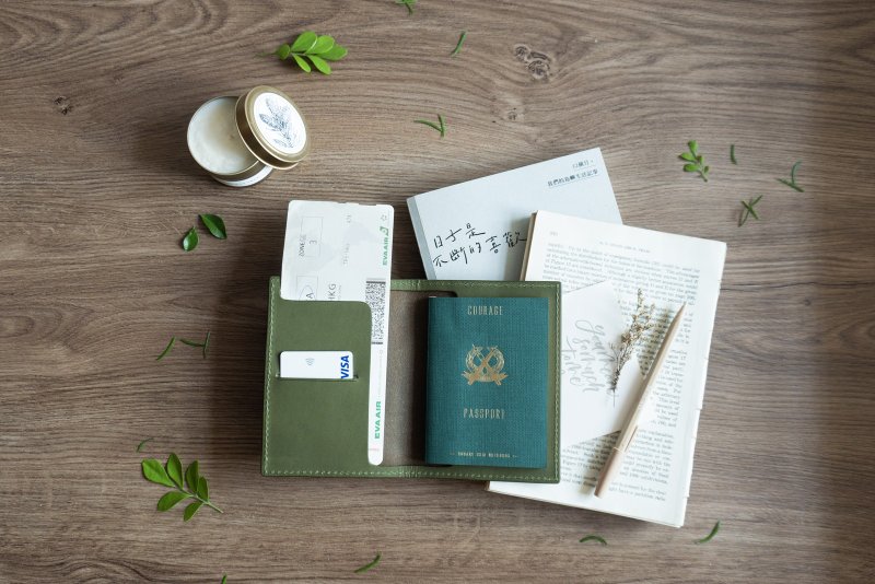 Olive Green Handmade Cowhide Passport Holder丨Notepad Notebook丨Practical Small Things for Traveling Abroad - ที่เก็บพาสปอร์ต - หนังแท้ สีเขียว