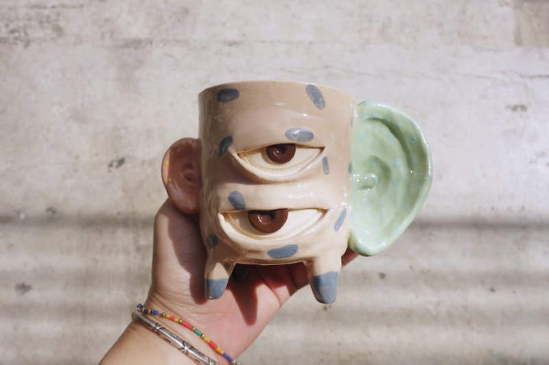 Big Handmade ceramic mug cup eyes in pastel. - 花瓶/花器 - 陶 卡其色