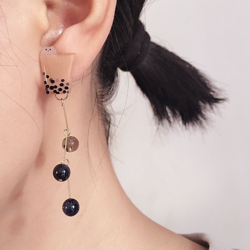 Its a pair of hand-painted jewelry earrings of pearl milk tea - Earrings & Clip-ons - Resin Khaki
