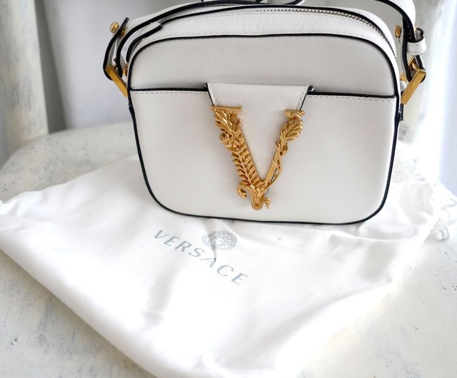 ◆洗練されたデザイン◆ 【VERSACE】レザー クロスボディ バッグ VERSACE 白いレザーのクロスボディバッグと金色のVロゴ