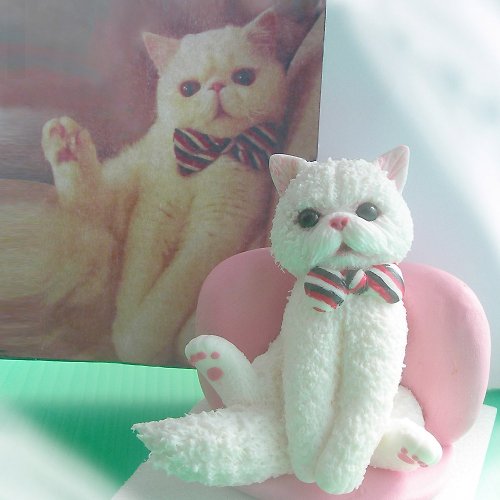寵物記憶 客製化 沙發上白貓