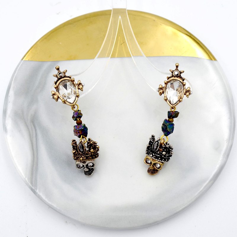 Gemstone Crown Skull Earrings - ต่างหู - วัสดุอื่นๆ สีทอง
