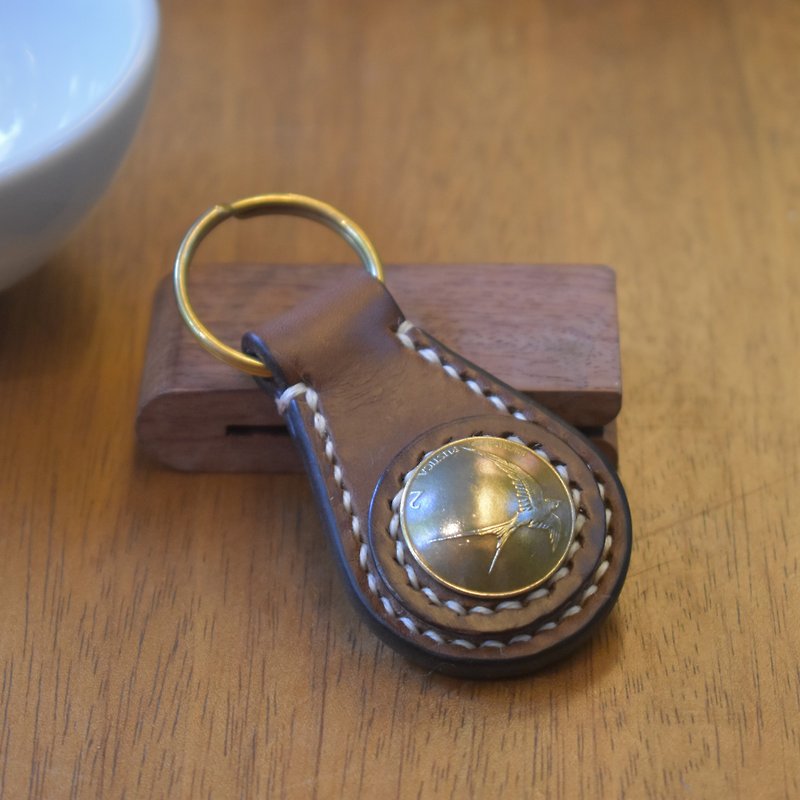 Hand-made real coin buckle key ring [Swift] Hand-stitched key ring [CarlosHuang Aka] - ที่ห้อยกุญแจ - หนังแท้ สีนำ้ตาล