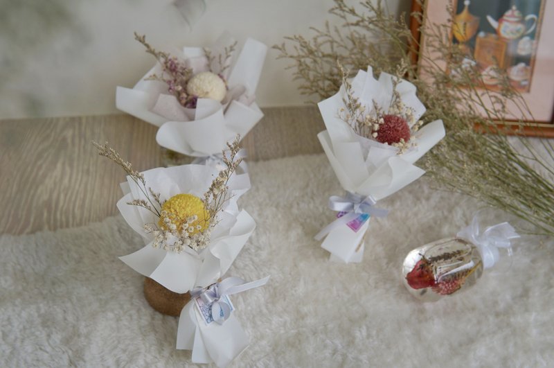 永生花乒乓菊純白花束 - 畢業禮物、婚禮小物、情人節 - 乾燥花/永生花 - 植物．花 多色