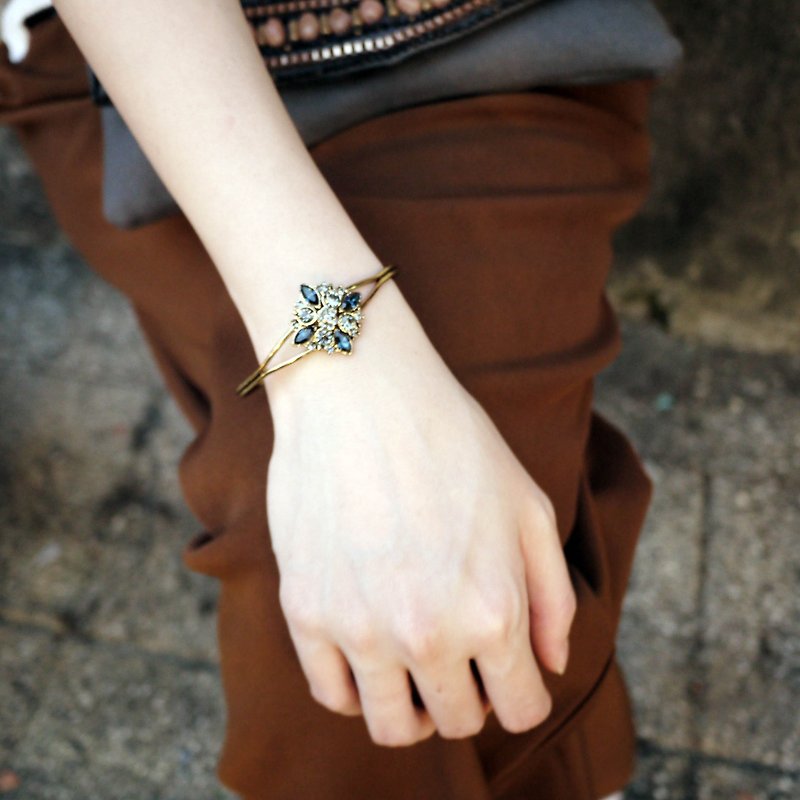 Starlight at night‧ Brilliant Gemstone bracelet NO.3 (Sapphire) - สร้อยข้อมือ - โลหะ สีน้ำเงิน