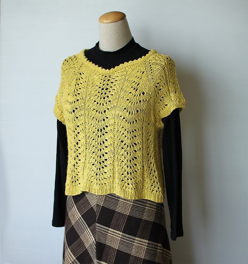 Hand-knit cropped yellow blouse - สเวตเตอร์ผู้หญิง - ผ้าฝ้าย/ผ้าลินิน สีเหลือง