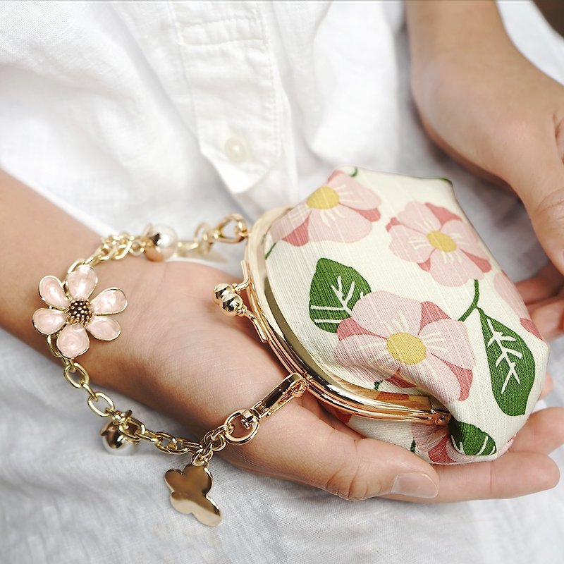 Flower, water and wood hand-held bracelet fat bag - กระเป๋าใส่เหรียญ - ผ้าฝ้าย/ผ้าลินิน 