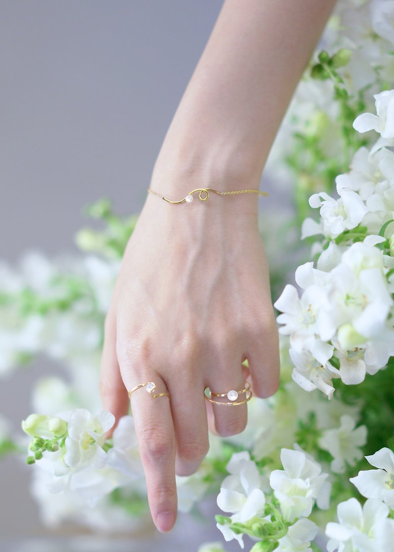 Snapdragon Flower Bracelet - สร้อยข้อมือ - โลหะ สีทอง