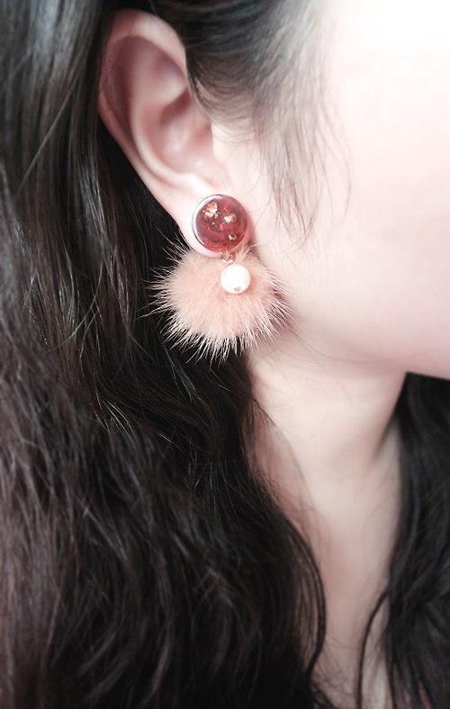 MIAKA CODE 。Handmade & Fashion 金箔琥珀紋 棉棉珠 啡色毛球 耳環/夾式耳環