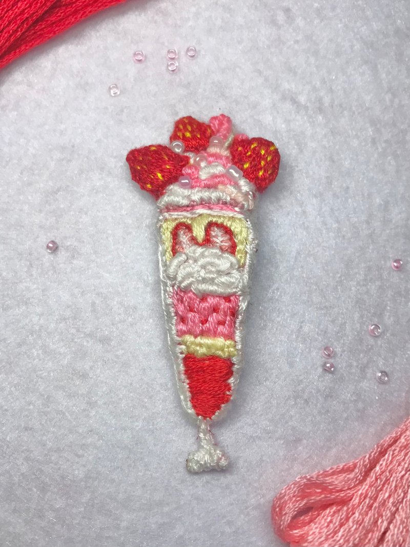 手刺繍ストロベリーサンデーアイスクリームヘアクリップA ハンドメイドギフト ヘアアクセサリー かわいい 唯一無二 - ヘアアクセサリー - 刺しゅう糸 ピンク