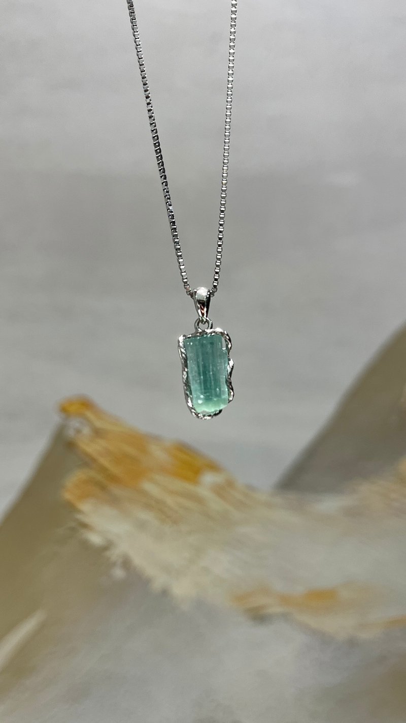 Teal and green tourmaline small rough stone sterling silver necklace - สร้อยคอ - คริสตัล สีเขียว