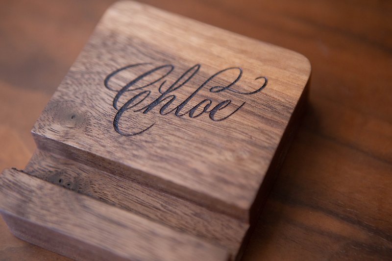 Customised Walnut Mobile Stand with Calligraphy Laser Print Gift for him her - ของวางตกแต่ง - ไม้ 