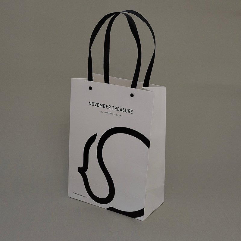 NOVEMBER TREASURE PAPER BAG / NOVEMBER TREASURE brand bag - Storage & Gift Boxes - Paper White