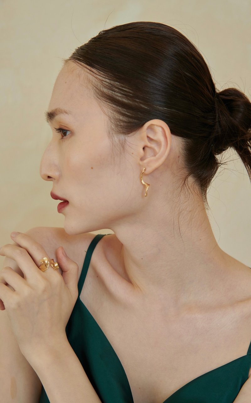 Quiet Sun Hidden Light Swirling Leaf Earrings - ต่างหู - เครื่องประดับ สีทอง