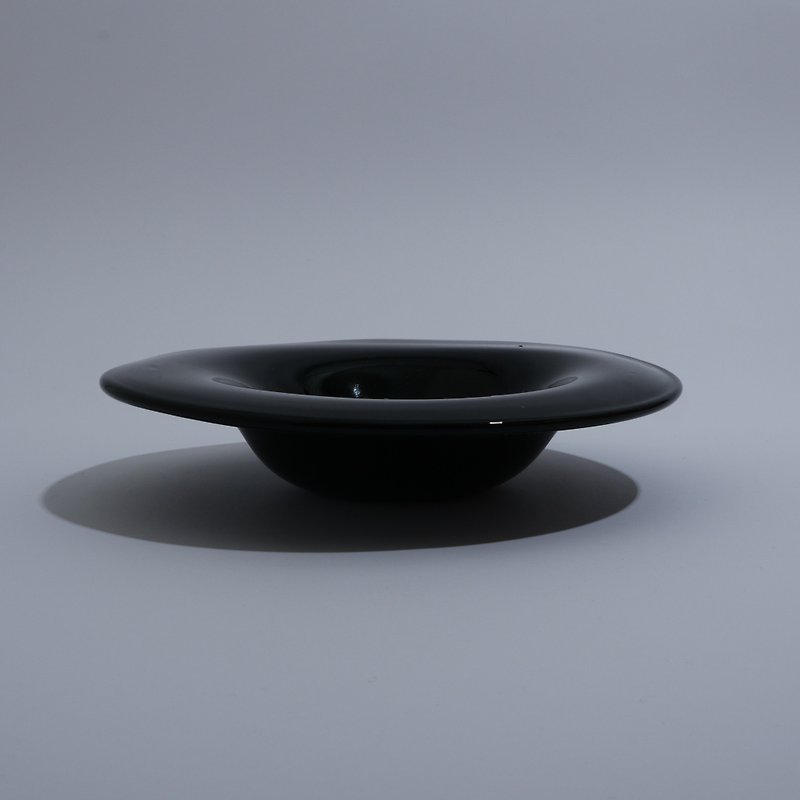 黑色寬緣盤-新竹手工玻璃