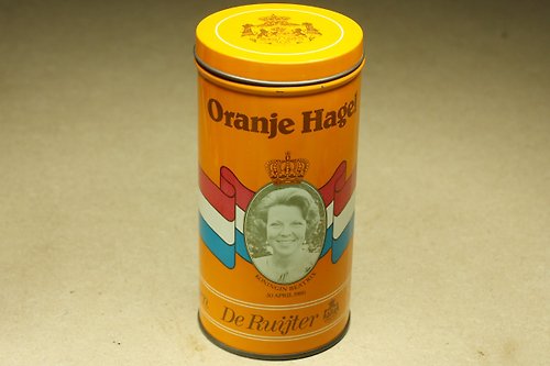 WAREHOUSE66 原創皮革設計品與老件小物 購自荷蘭 20 世紀後期老件 兩屆荷蘭女王御照 馬口鐵紀念罐