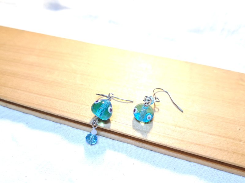 Yuzu Lin Liuli-Small Water Drops-Asymmetric Earrings-Clip-On - ต่างหู - กระจกลาย หลากหลายสี