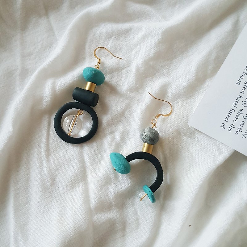 Asymmetrical exotic style hand made earrings / ear hooks (changeable clip earrings) - ต่างหู - ดินเหนียว สีน้ำเงิน