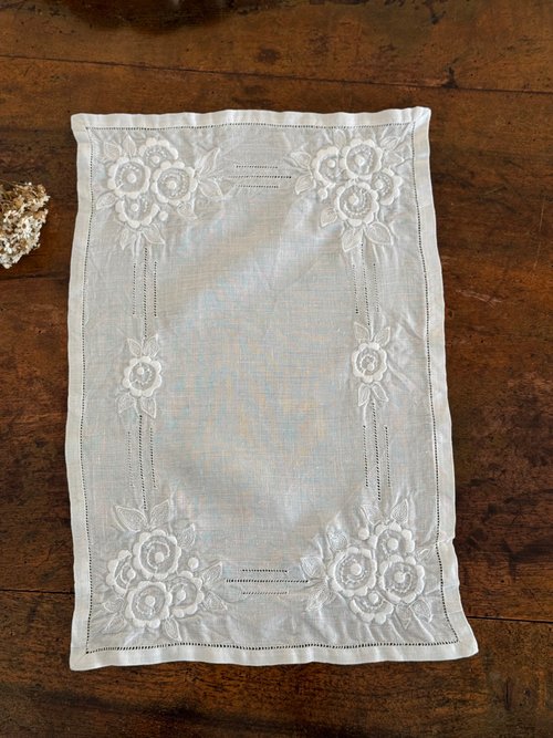 ※わんにゃん※フランスアンティークイニシャル刺繍　マット＆ティッシュケース 50024-フランスアンティーク手作り白刺繍プレースマット 40x27