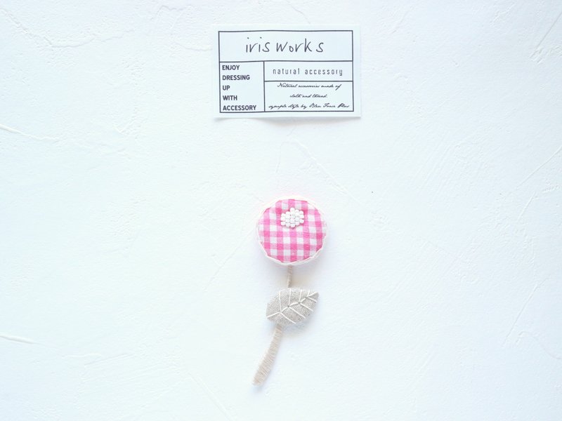 Flower brooch in cotton / red gingham check / lace stitching - เข็มกลัด - ผ้าฝ้าย/ผ้าลินิน สึชมพู