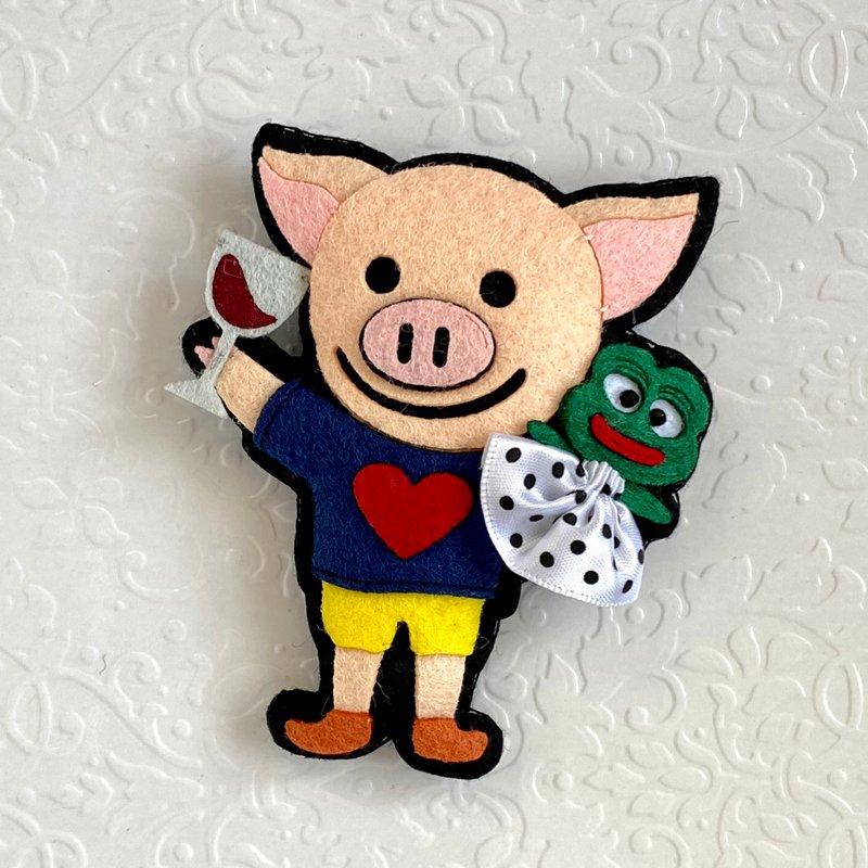 不織布大豬抱住小鳳姐 Felt Big Pig With Frog - 心口針/胸針 - 其他材質 多色