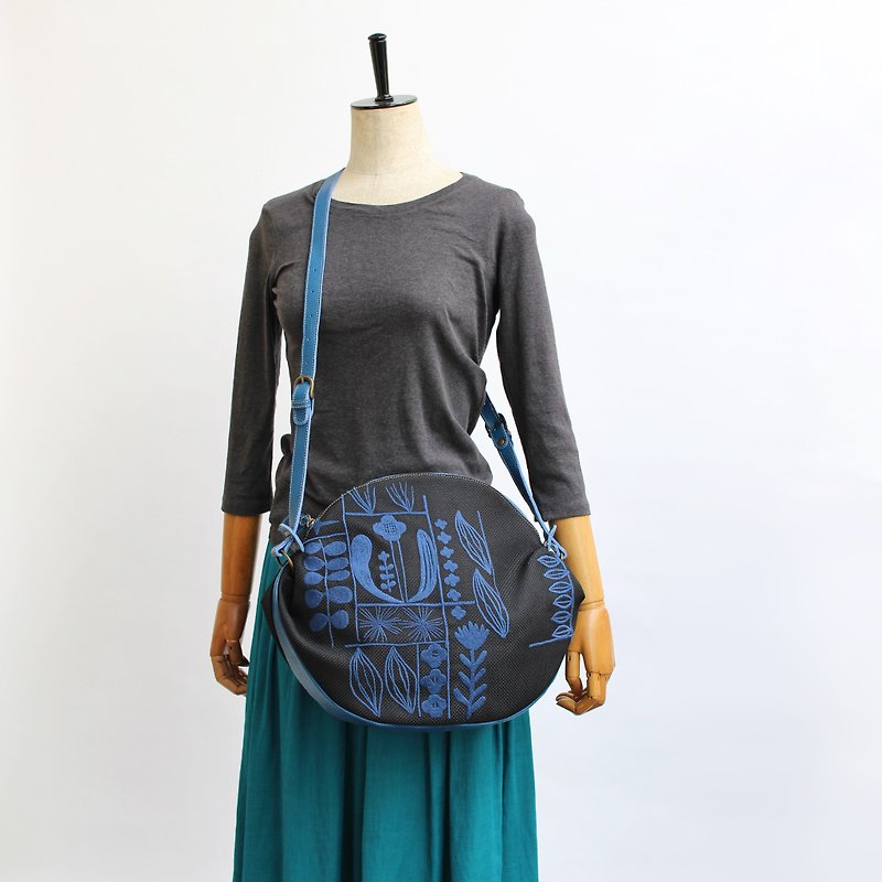 Flower garden embroidery / shoulder bag - กระเป๋าแมสเซนเจอร์ - หนังแท้ สีน้ำเงิน