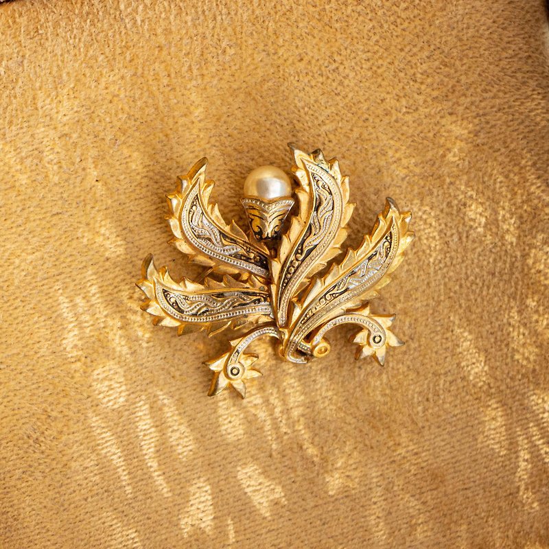 Vintage Spanish Damascene Acanthus Pearl Brooch - เข็มกลัด - โลหะ สีทอง