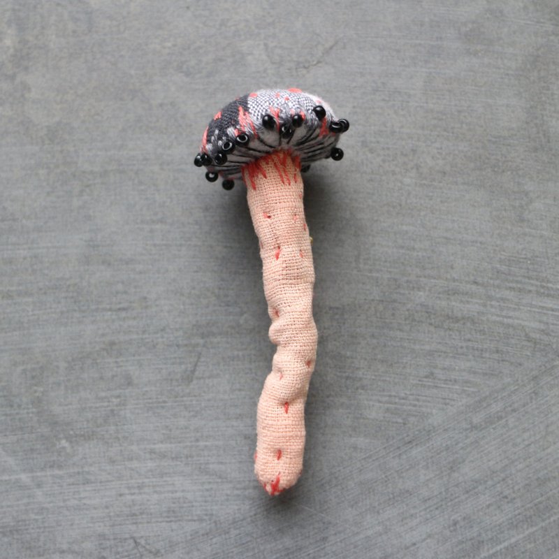 Handmade fabric three-dimensional embroidery brooch/mushroom - เข็มกลัด - ผ้าฝ้าย/ผ้าลินิน หลากหลายสี