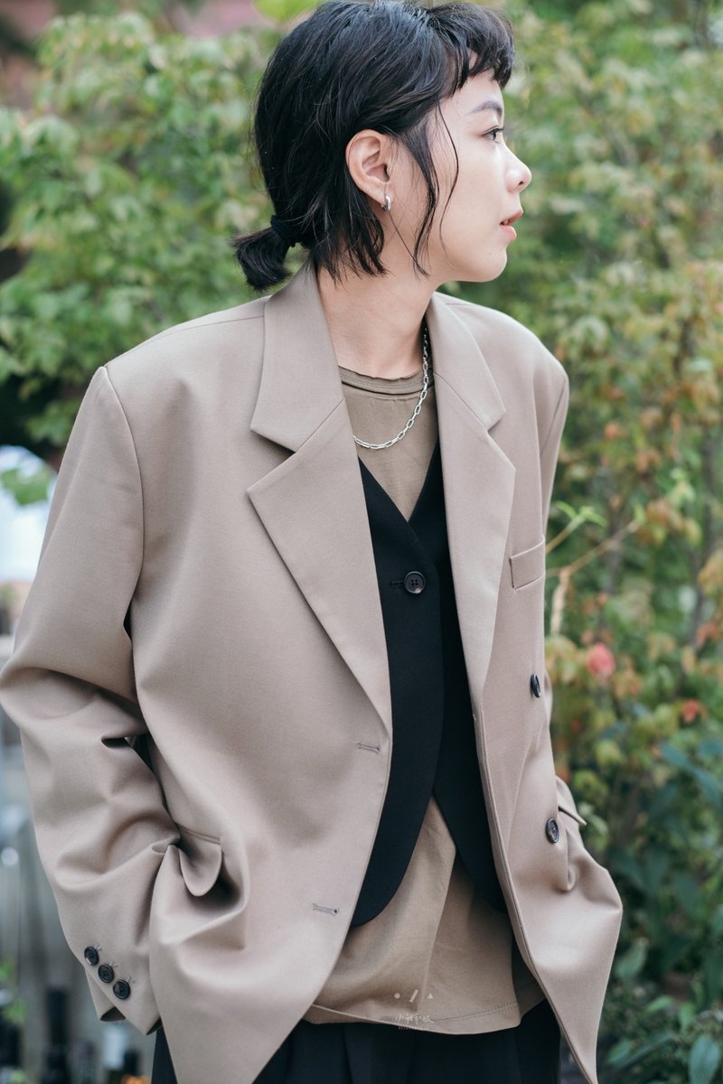 高質感青山人西裝外套 中性正裝西服 - 2色 - 西裝米 - 女西裝外套 - 其他人造纖維 卡其色