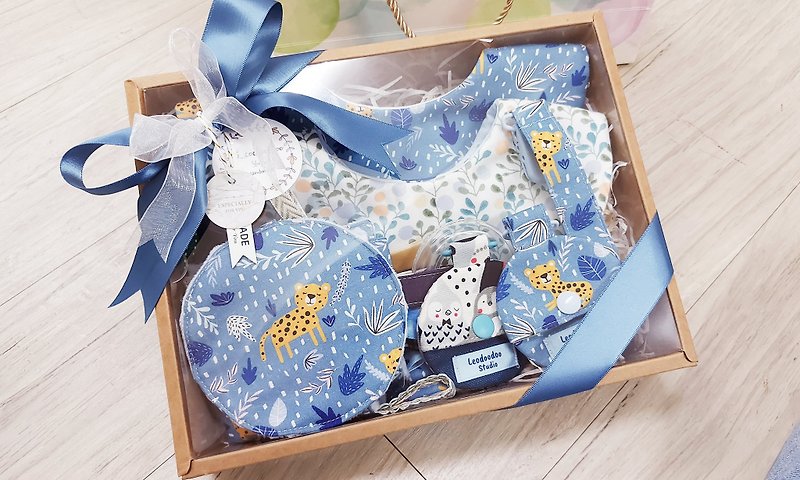 Mid-month gift box [Gentleman Leopard Series] Gift box set of six pieces - bib safety charm bag pacifier pacifier chain - ของขวัญวันครบรอบ - ผ้าฝ้าย/ผ้าลินิน 