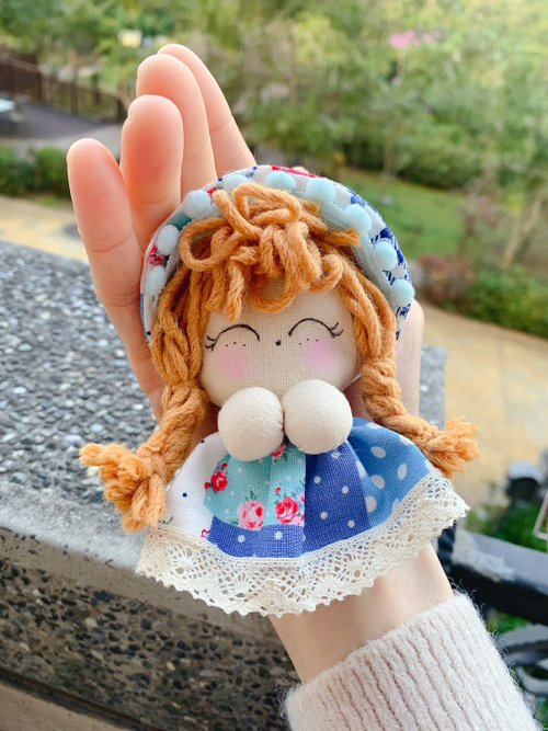 癒しの小物、手作りの可愛いお人形チャーム・キーホルダー