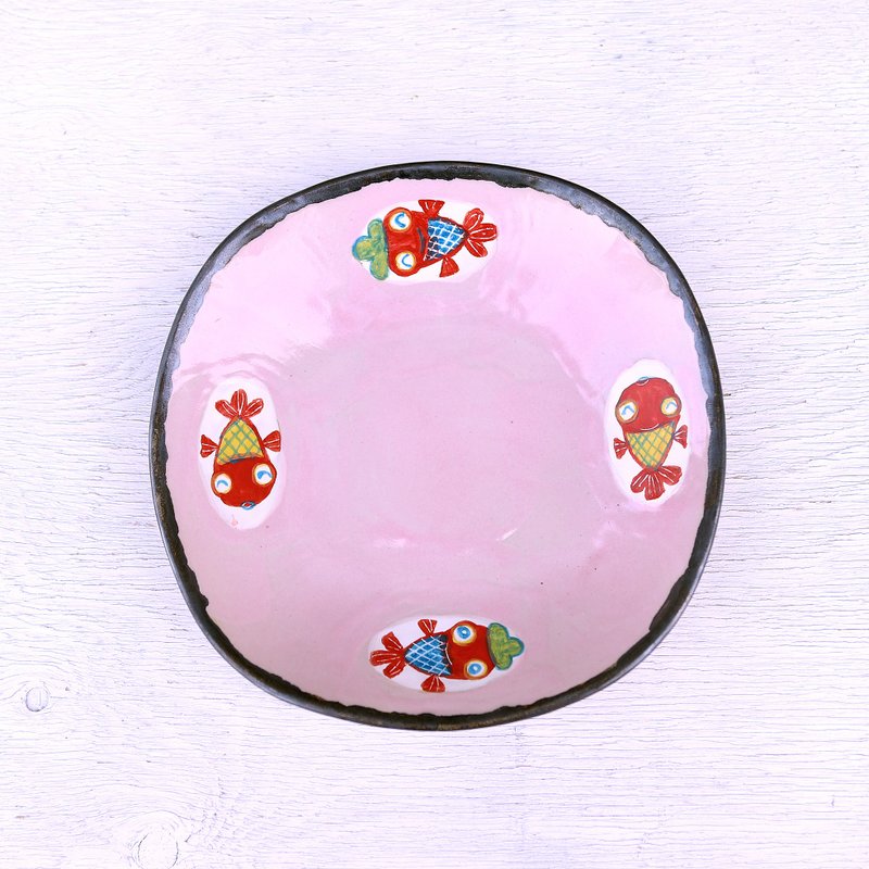 緑の帽子をかぶった赤い金魚とピンク釉の色絵四角皿 - 盤子/餐盤/盤架 - 陶 粉紅色