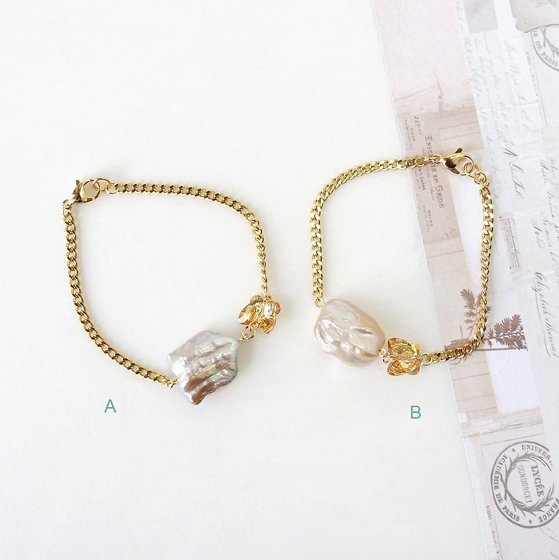 Baroque Pearl Simple Bracelet with Butterfly Swarovski Crystal - สร้อยข้อมือ - ไข่มุก สีทอง